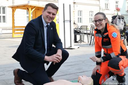 Predstavitev postopkov oživljanja in uporabe defibrilatorja na Glavnem trgu v Kamniku (26)